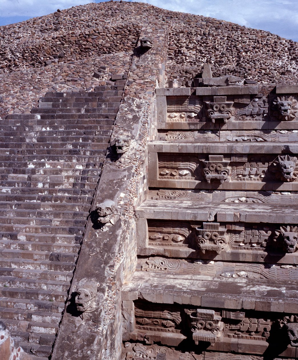 Cywilizacja przedkolumbijska: widok miejsca Teotihuacan (300 pne-600 ne): Świątynia Quetzalcoatla lub Świątynia Pierzastego Węża. Meksyk autorstwa Pre Columbian Pre Columbian