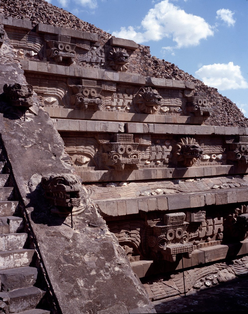 Cywilizacja przedkolumbijska: widok miejsca Teotihuacan (300 pne-600 ne): Świątynia Quetzalcoatla lub Świątynia Pierzastego Węża. Meksyk autorstwa Pre Columbian Pre Columbian
