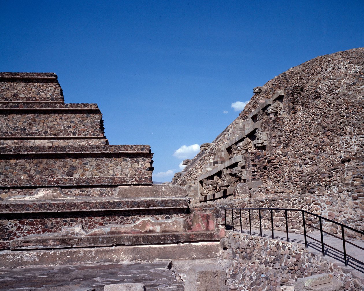 Cywilizacja przedkolumbijska: widok miejsca Teotihuacan (300 pne-600 ne): Świątynia Quetzalcoatla lub Świątynia Pierzastego Węża. Meksyk autorstwa Pre Columbian Pre Columbian