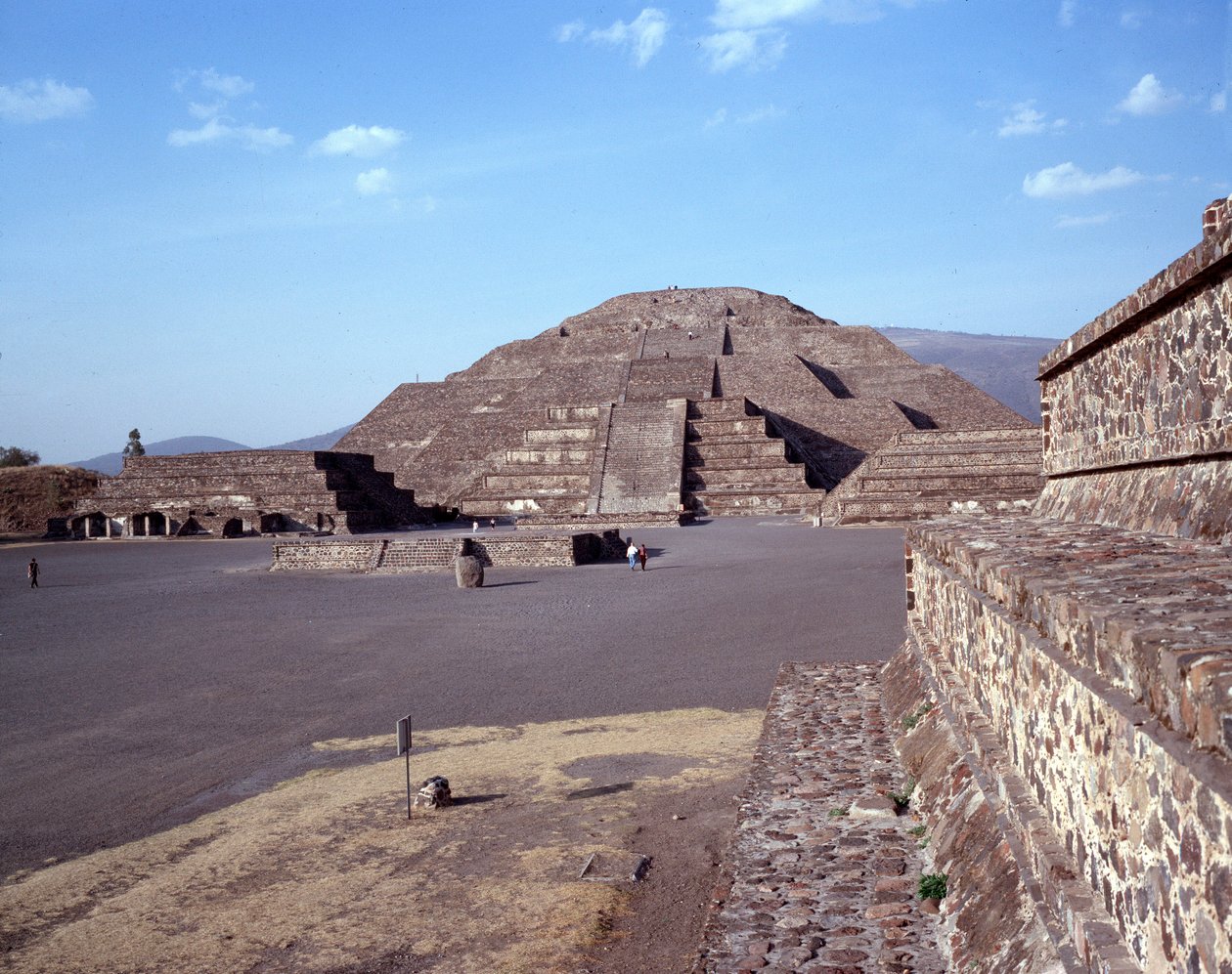 Cywilizacja prekolumbijska: widok miejsca Teotihuacan (300 pne-600 ne): świątynia (lub piramida) Księżyca. Meksyk autorstwa Pre Columbian Pre Columbian