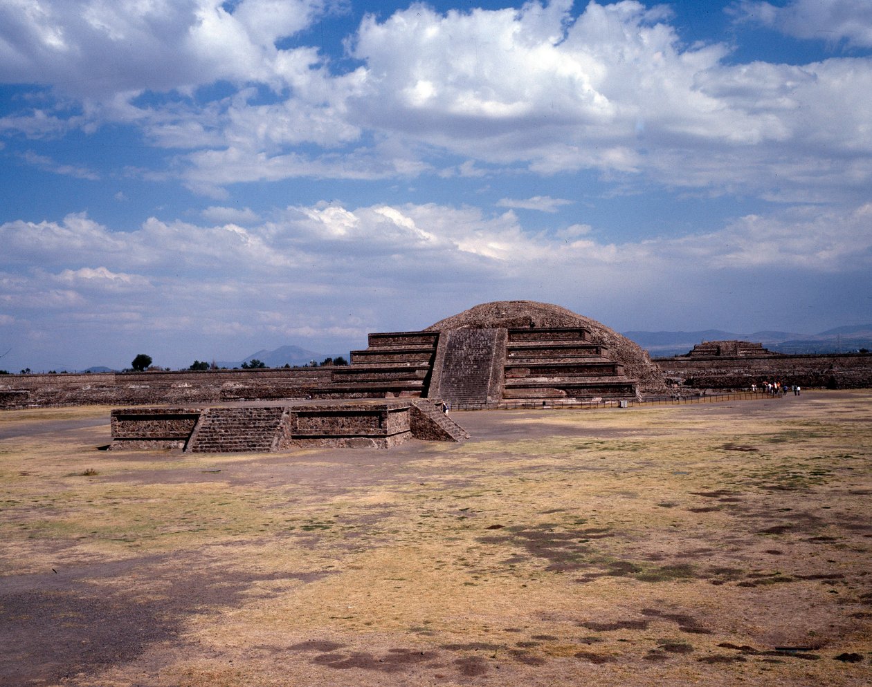 Cywilizacja przedkolumbijska: widok miejsca Teotihuacan (300 pne-600 ne): świątynia (lub piramida) słońca. Meksyk autorstwa Pre Columbian Pre Columbian