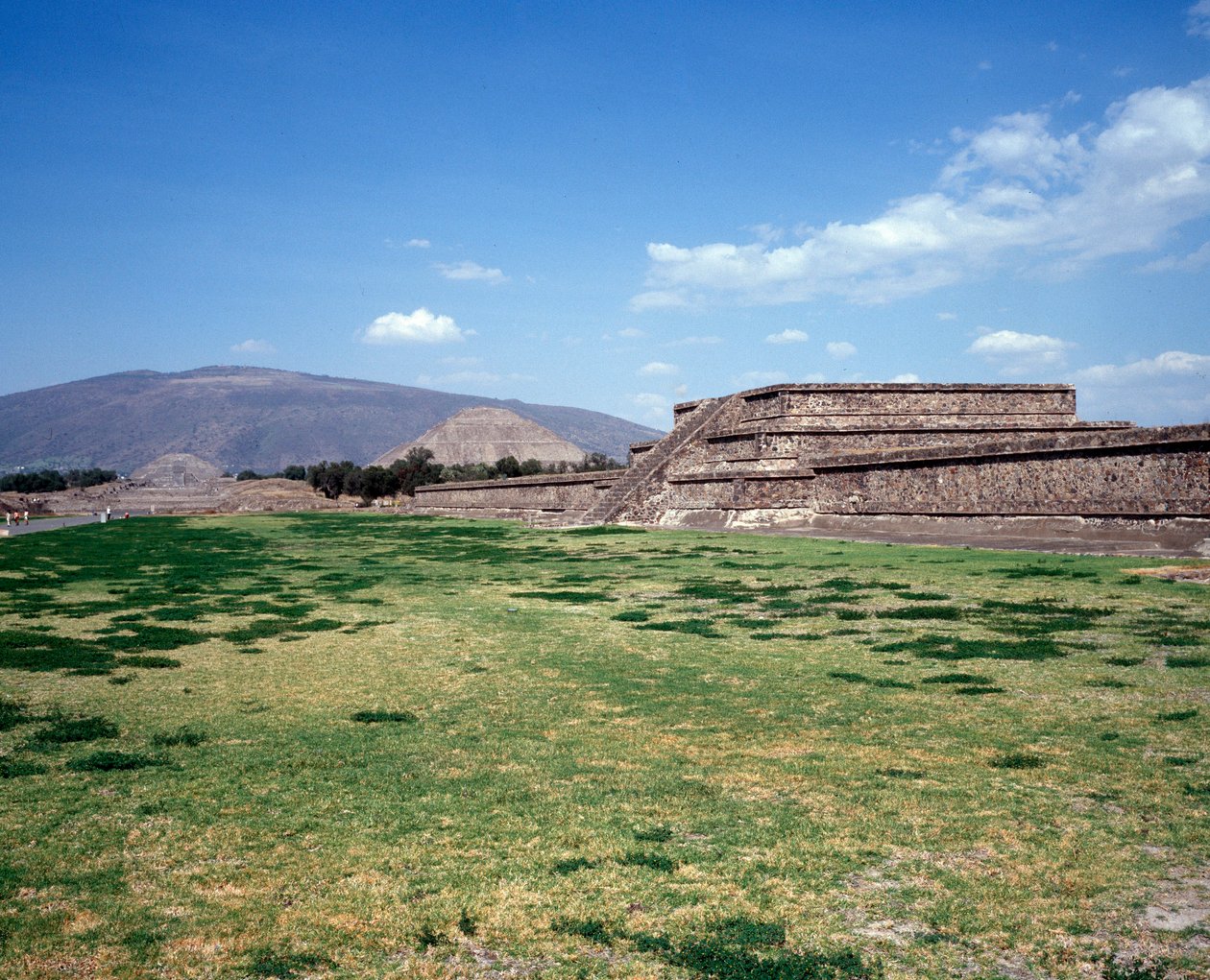 Cywilizacja prekolumbijska: widok miejsca Teotihuacan (300 pne-600 ne): świątynia (lub piramida) słońca. Meksyk autorstwa Pre Columbian Pre Columbian