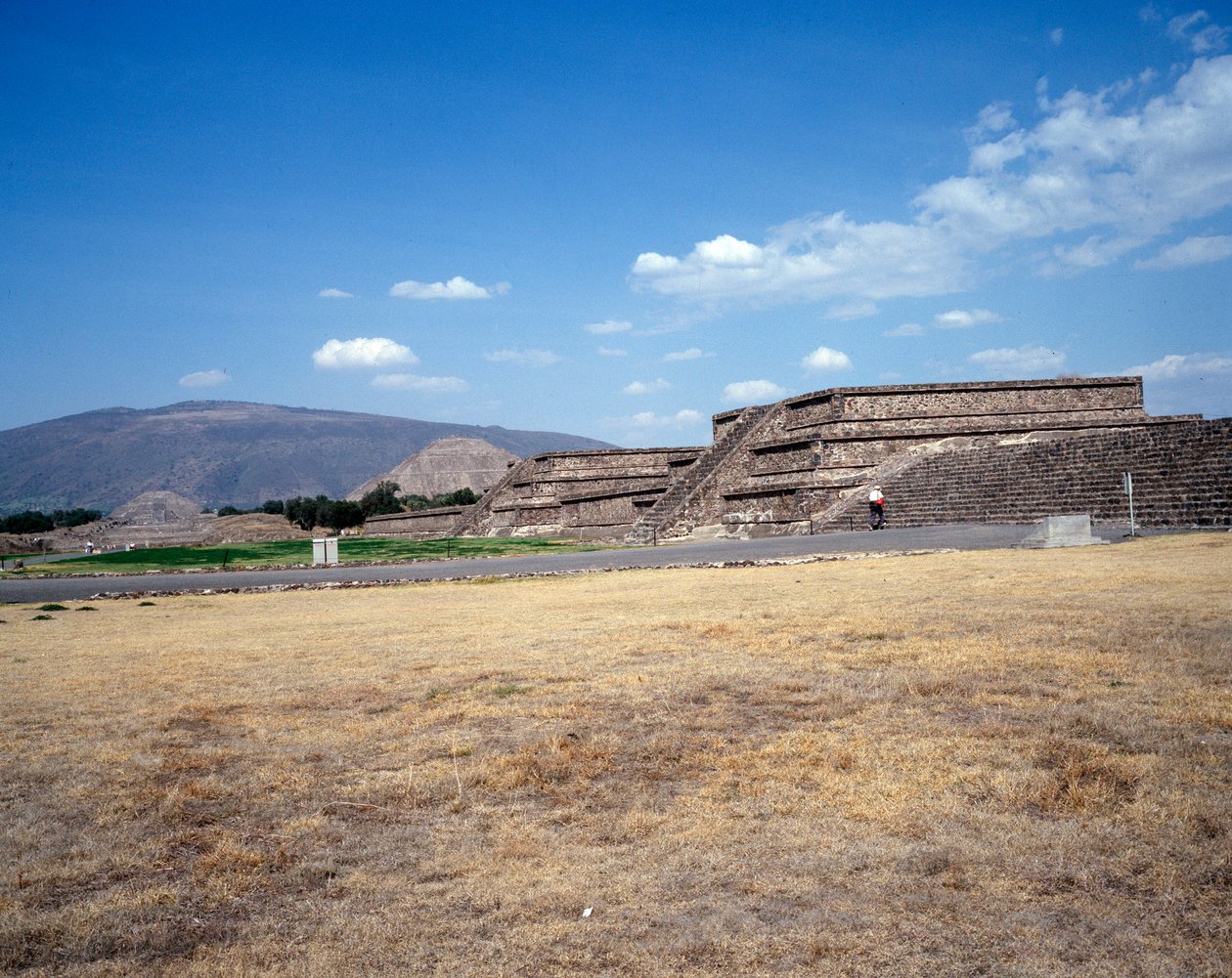 Cywilizacja prekolumbijska: widok miejsca Teotihuacan (300 pne-600 ne): świątynia (lub piramida) słońca. Meksyk autorstwa Pre Columbian Pre Columbian