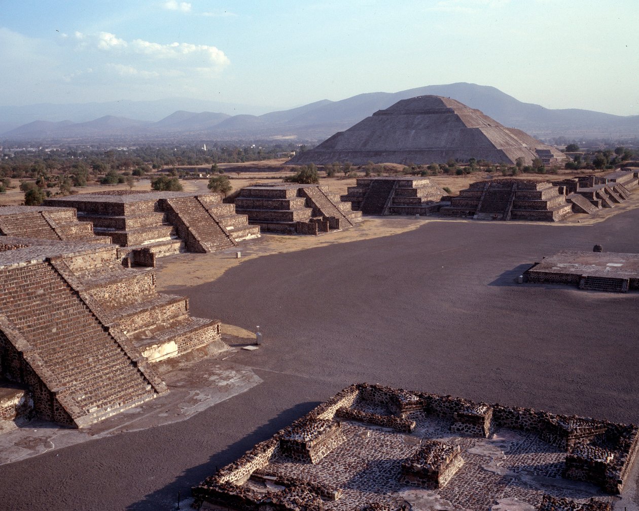 Cywilizacja prekolumbijska: widok miejsca Teotihuacan (300 pne-600 ne): świątynia (lub piramida) słońca. Meksyk autorstwa Pre Columbian Pre Columbian