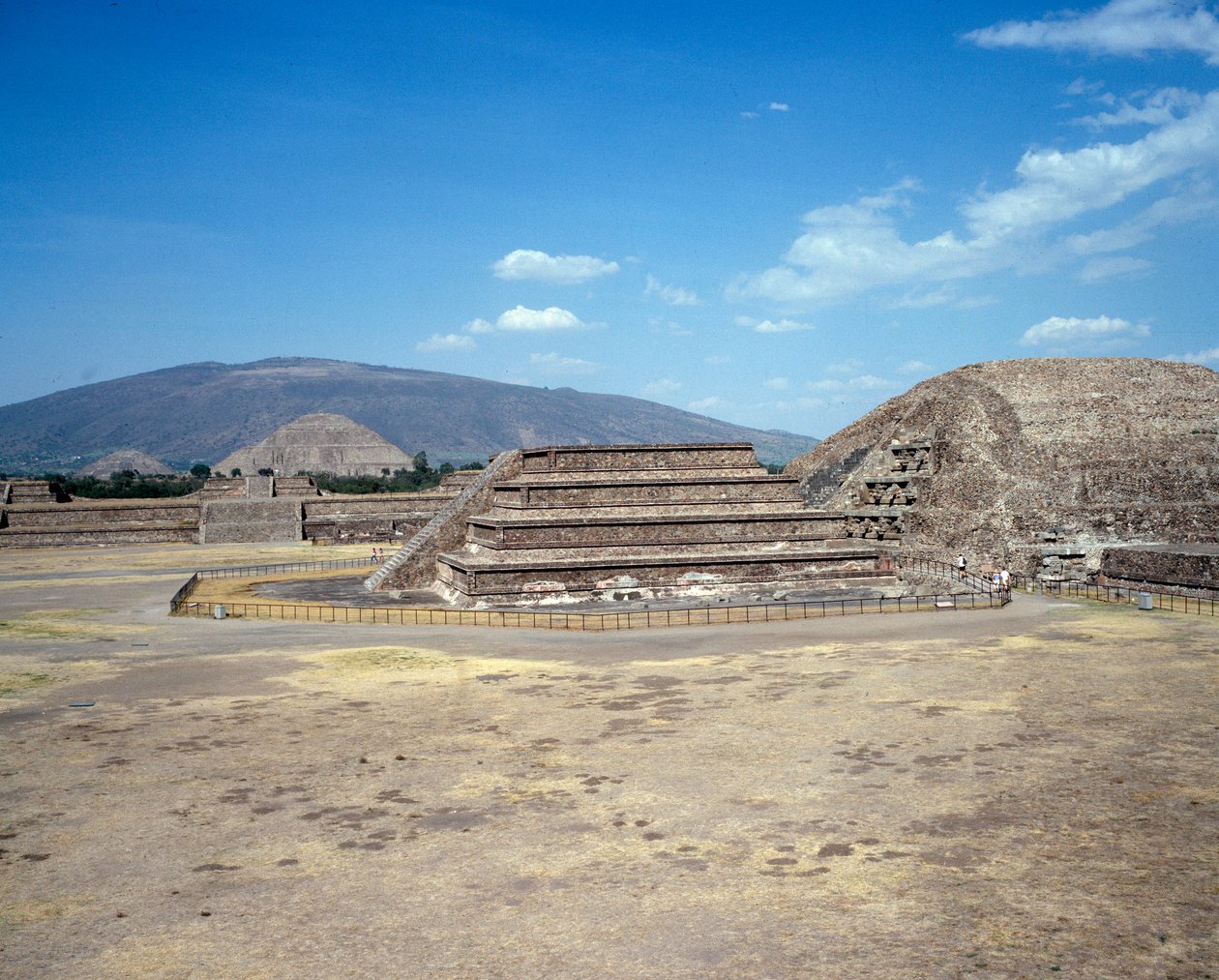Cywilizacja prekolumbijska: widok miejsca Teotihuacan (300 pne-600 ne): świątynia (lub piramida) słońca. Meksyk autorstwa Pre Columbian Pre Columbian