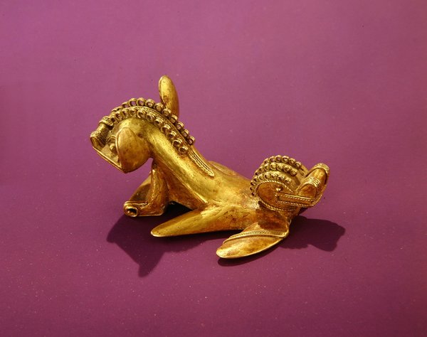 Wisiorek Tairona przedstawiający dwugłowe zwierzę, VII-VIII wne (złoty) autorstwa Pre Columbian Pre Columbian