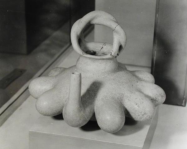 Wazon ozdobiony dziesięcioma formami sutków, Huastecan, ok. 1000-1250 (terakota) (zdjęcie czarno-białe) autorstwa Pre Columbian Pre Columbian