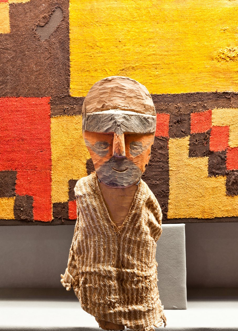 Statuetka pogrzebowa / Peru, kultura Chancay (malowane drewno, włókno tekstylne) autorstwa Precolombian Precolombian