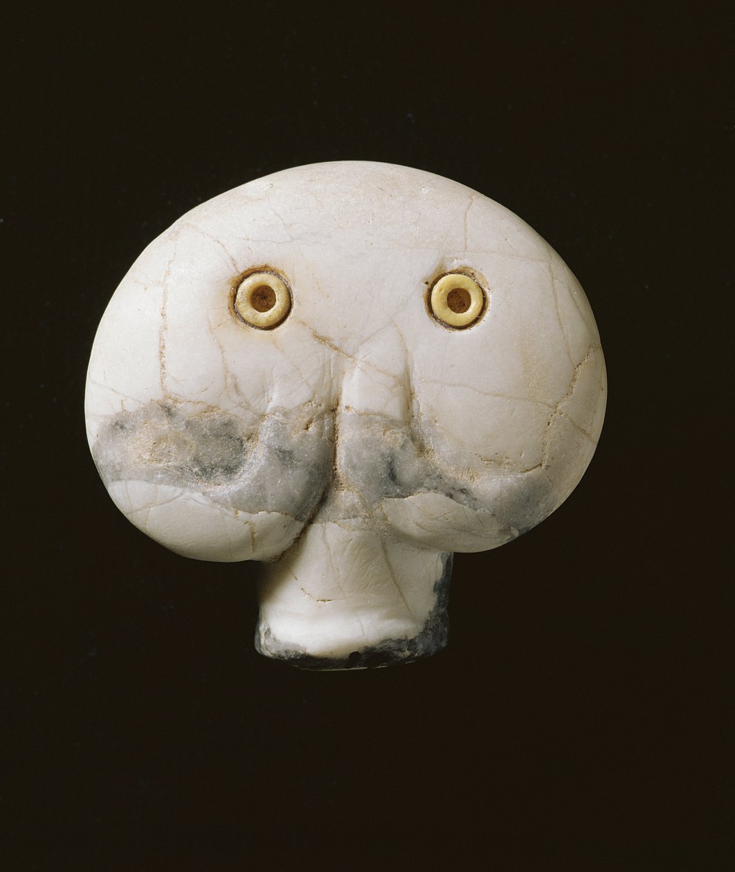 Amulet głowy barana z wstawionymi oczami z paciorków (marmur wężowy) autorstwa Predynastic Period Egyptian