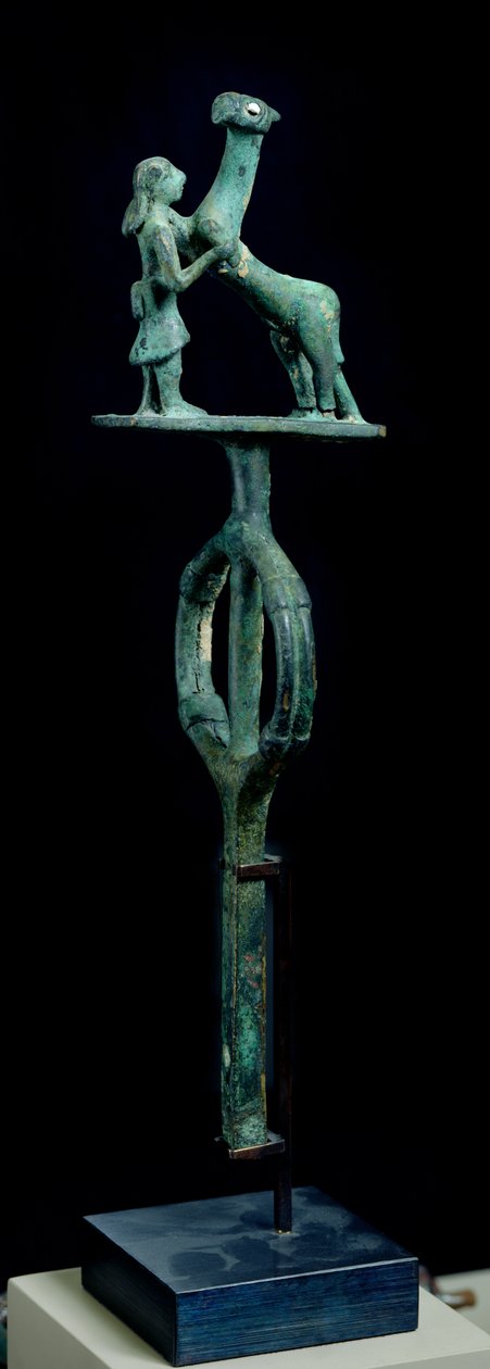 Przewodnik wodzy z rydwanu, z Bogazkoy, Turcja, 4000-3000 pne (brąz) autorstwa Prehistoric