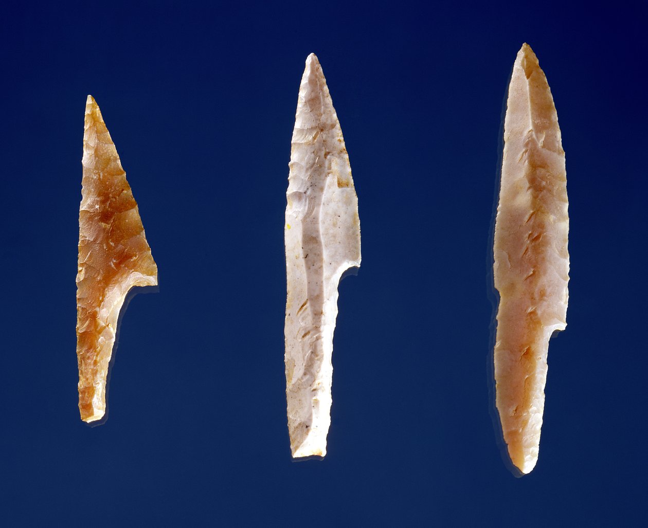 Trzy ząbkowane punkty, z Volgu, okres solutrejski, 20000-15000 pne (krzemień) autorstwa Prehistoric