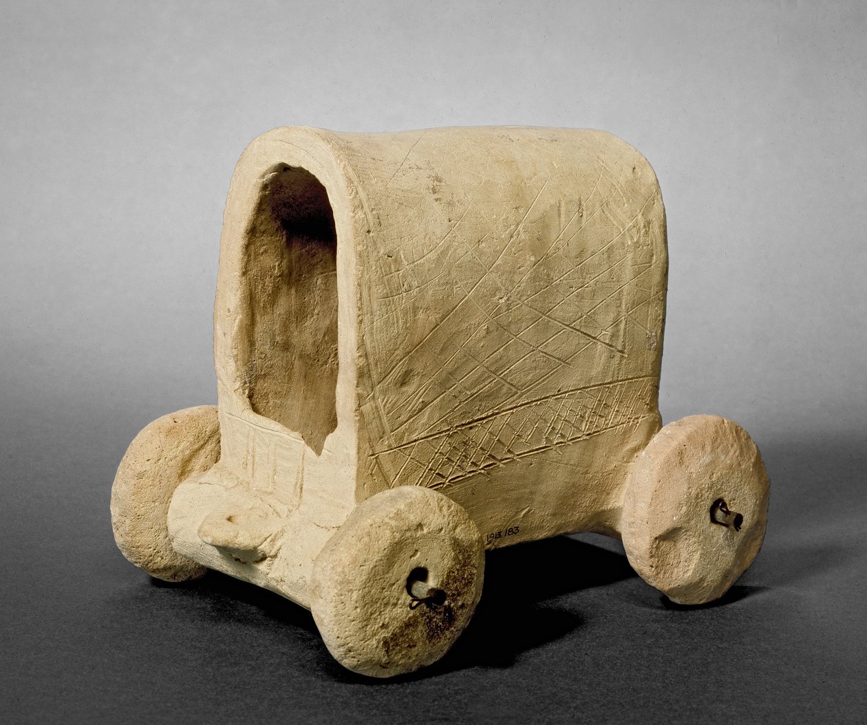 Model krytego wozu, podobno z Hammam w pobliżu Karkemisz (Jerablus) w Syrii, ok. 2400-2300 p.n.e. (terakota) autorstwa Prehistoric
