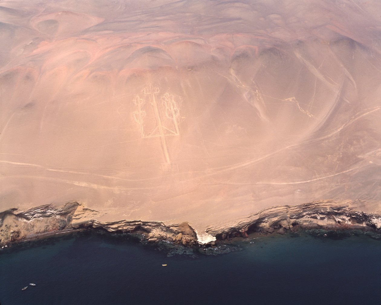 Widok z lotu ptaka na Paracas Candelabra lub Candelabra Andów, w Pisco Bay (1983 - Fotografia) autorstwa Prehistoric Prehistoric