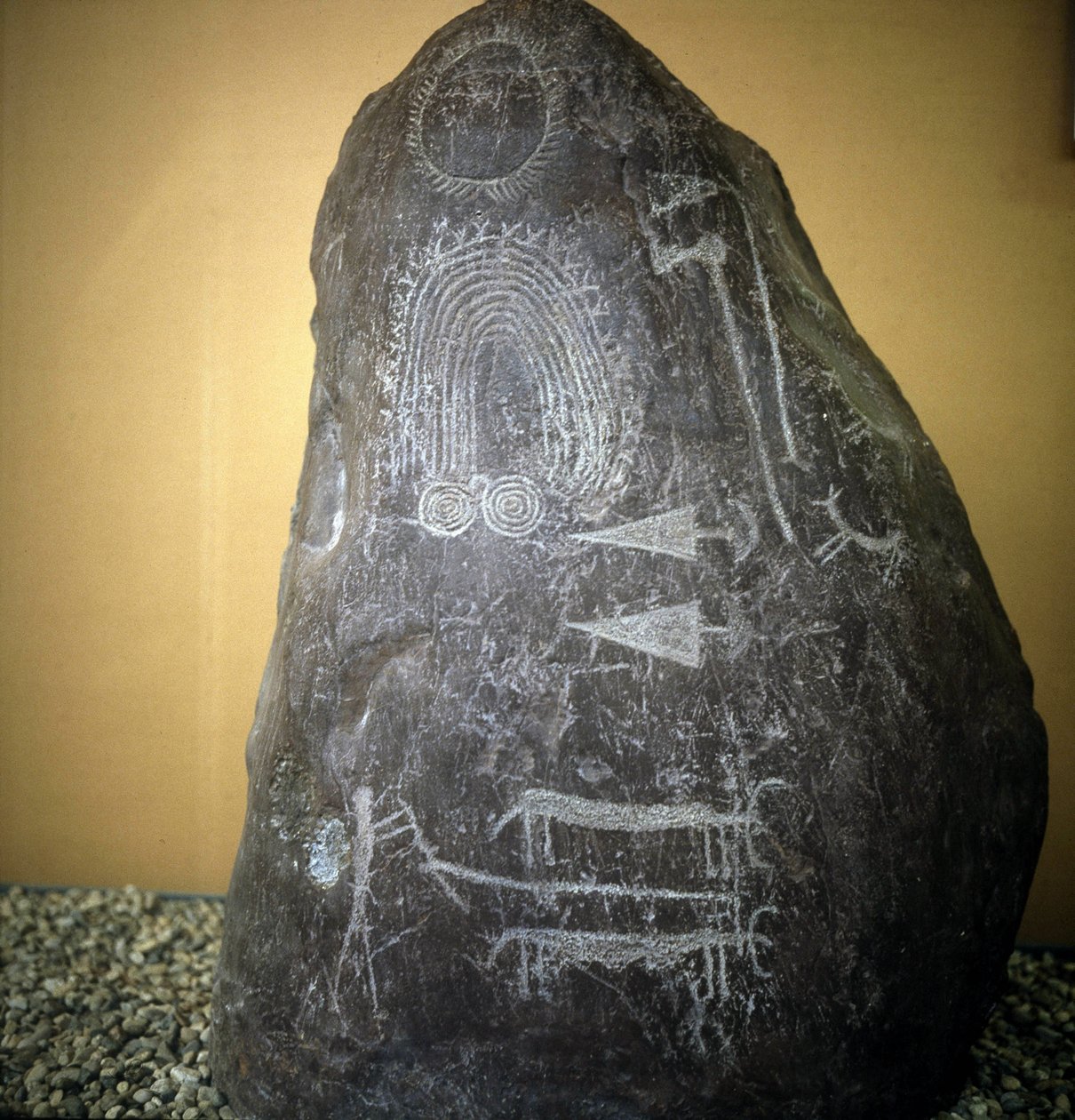 Cywilizacja Camunni, prehistoria, sztuka naskalna: nagrobek, zwierzęta, groty strzał i spirale - Stela Bagnolo typ 2 w Valcamonica (Dolina Camonica) (Włochy). autorstwa Prehistoric Prehistoric
