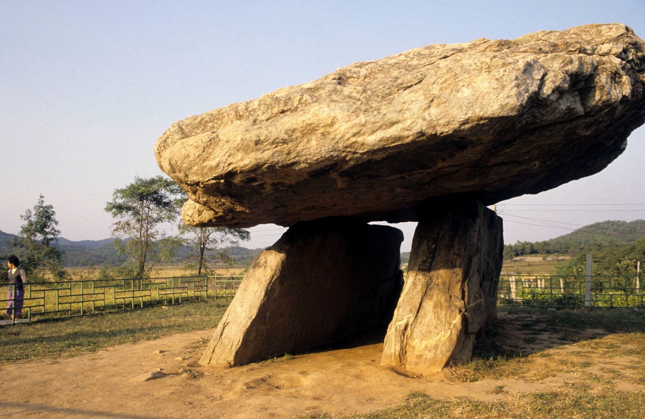 Dolmen do Kanghwy w Korei Południowej. autorstwa Prehistoric Prehistoric