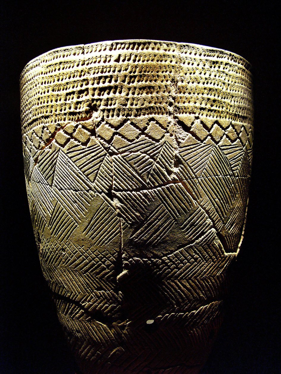 Ceramika z dekoracją „grzebienia grzebienia”, ok. 8000 p.n.e. z okresu neolitu, Amsa-Dong, Korea. Fotografia, Muzeum Narodowe w Seulu, Republika Korei autorstwa Prehistoric Prehistoric
