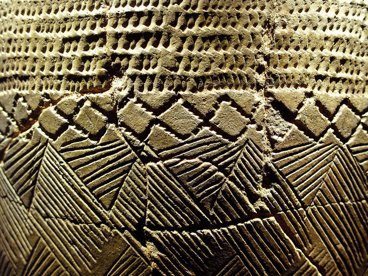 Ceramika z dekoracją „grzebienia grzebienia”, około 8000 pne z okresu neolitu, Amsa-Dong, Korea. Fotografia, Muzeum Narodowe w Seulu, Republika Korei autorstwa Prehistoric Prehistoric