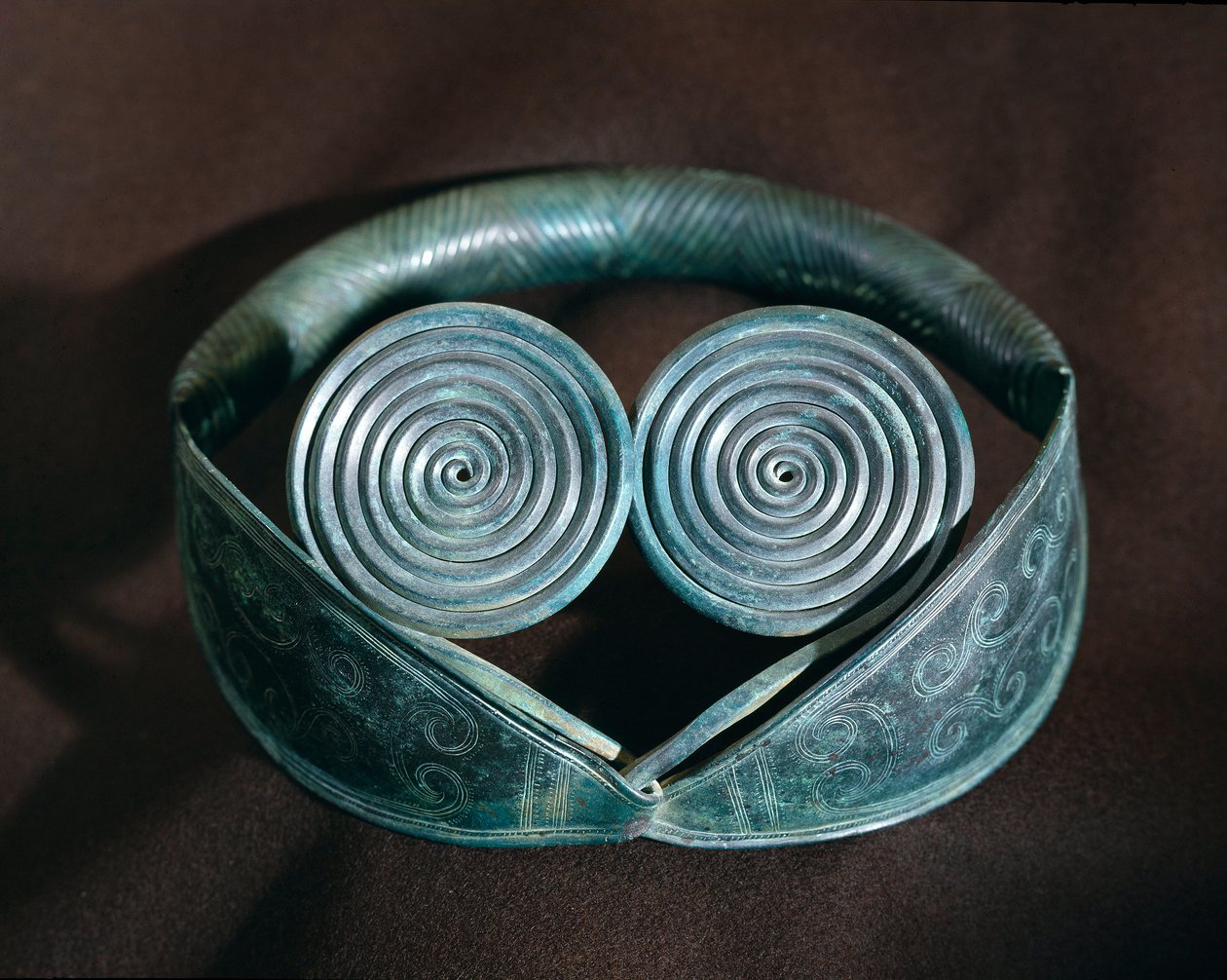 Prehistoire: metalowa ozdoba na szyję ozdobiona spiralami z Hallanda. Szwedzkie Muzeum Starożytności Narodowej, Sztokholm Szwecja autorstwa Prehistoric Prehistoric