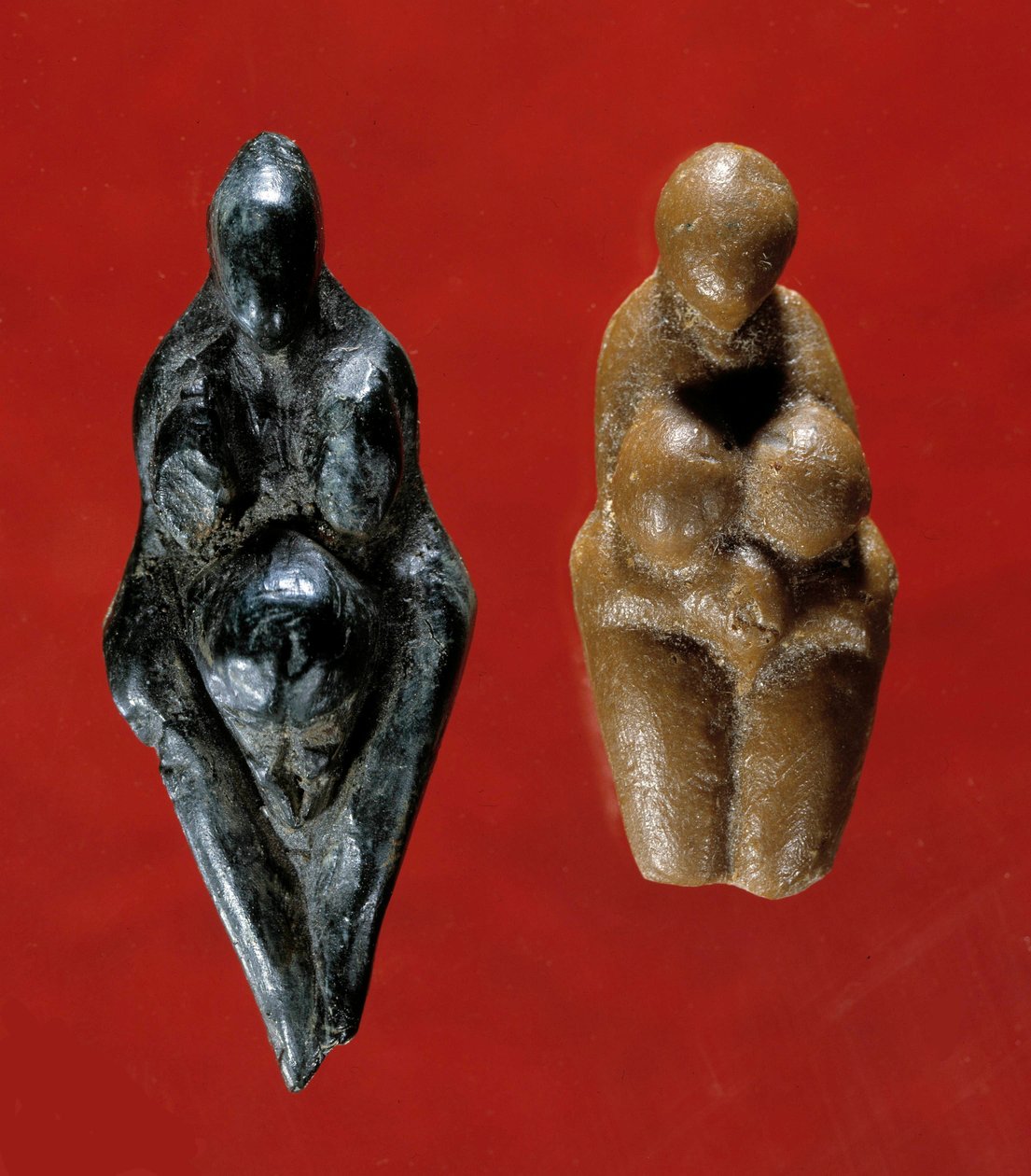 Sztuka prehistoryczna: statuetka Wenus, ta po lewej w steatycie nazywa się Losange, pochodzi z miejsca jaskini Baousse-Rousse, 25000 pne. Ten po prawej z tego samego okresu pochodzi z La Barma Grande. Saint Germain en Laye, Muzeum Na autorstwa Prehistoric Prehistoric
