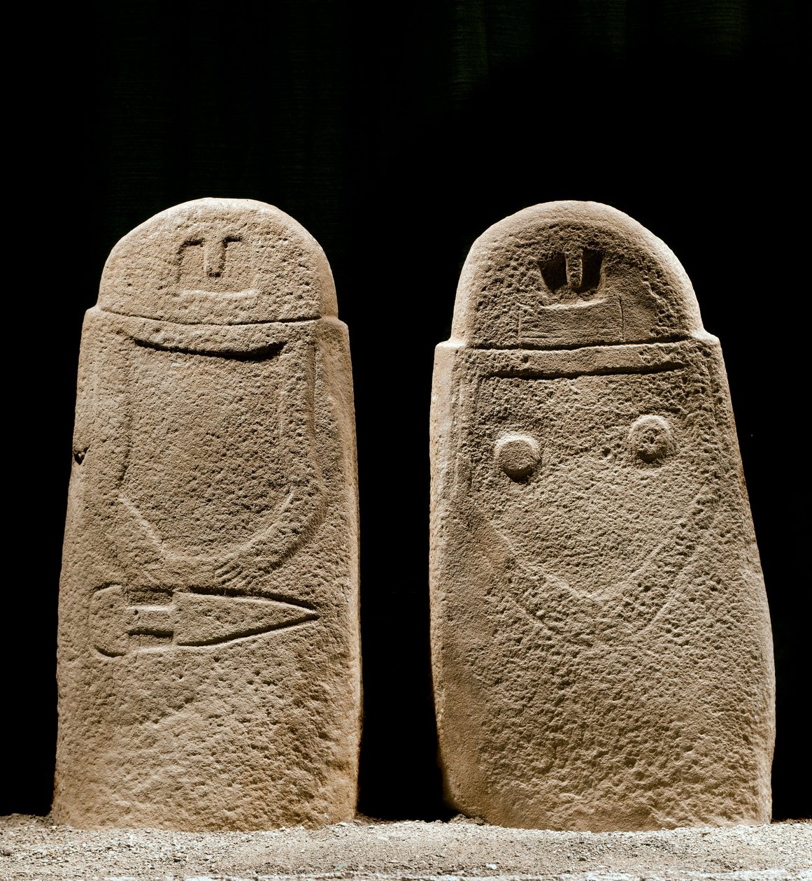 Sztuka prehistoryczna: dwa menhiry mężczyzny i kobiety pochodzące z epoki żelaza ze stanowiska Lunigiana w pobliżu La Spezia we Włoszech. 1100-800 pne. La Spezia, Miejskie Muzeum Cywilizacji Lunigiana autorstwa Prehistoric Prehistoric