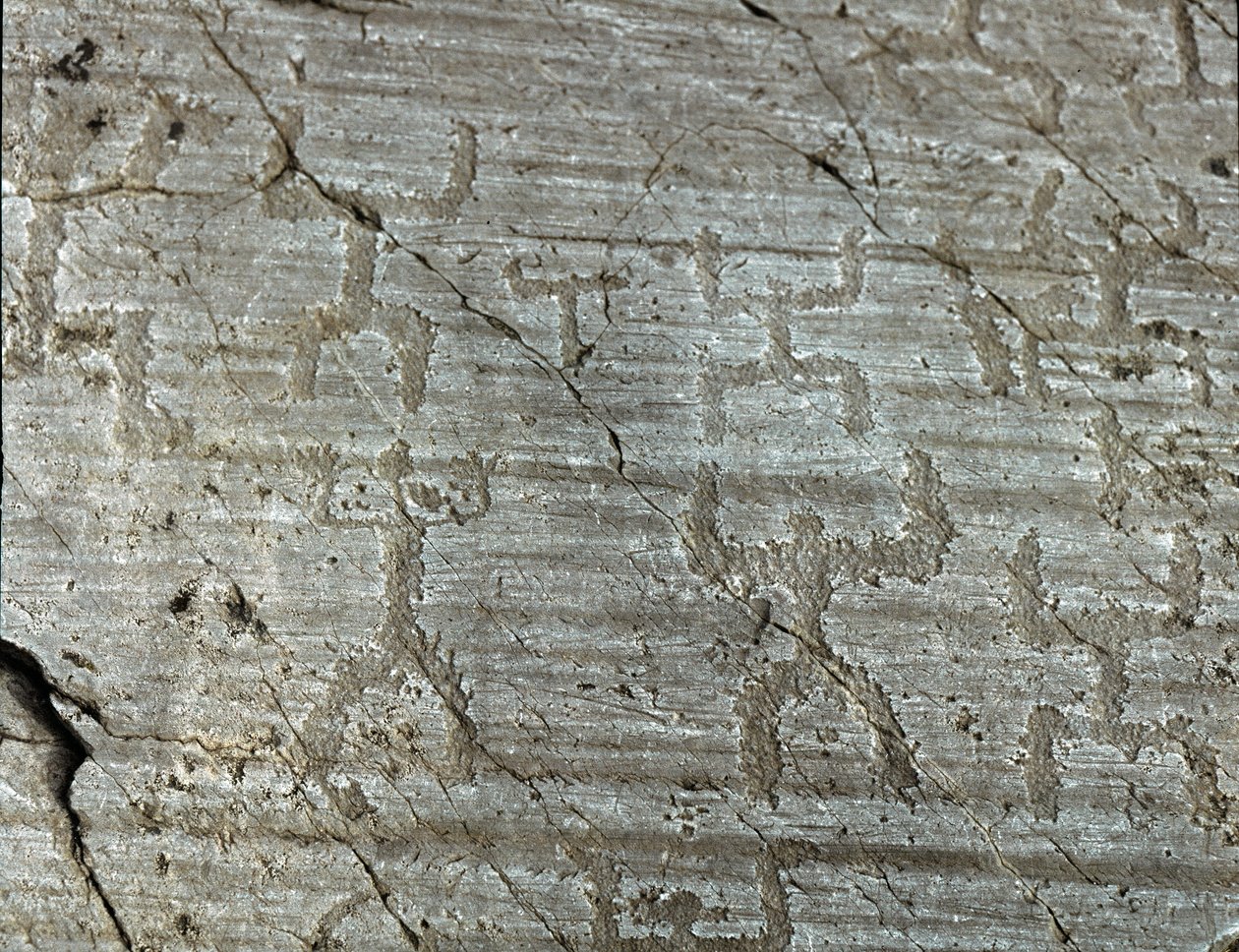 Prehistoria, cywilizacja Camunni, sztuka naskalna: grób skalny ze stylizowanymi przedstawieniami postaci zwanych „orantami” z ramionami wyciągniętymi ku niebu. Okres między neolitem a epoką brązu. Roche n. 50. Naquane (Brescia) Capo di Ponte, Pa autorstwa Prehistoric Prehistoric