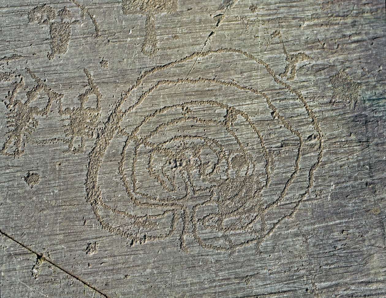 Prehistoria, cywilizacja Camunni, sztuka naskalna: grób przedstawiający broń wojowników w postaci tarcz i mieczy oraz labirynt. Okres między neolitem a epoką brązu. Roche
