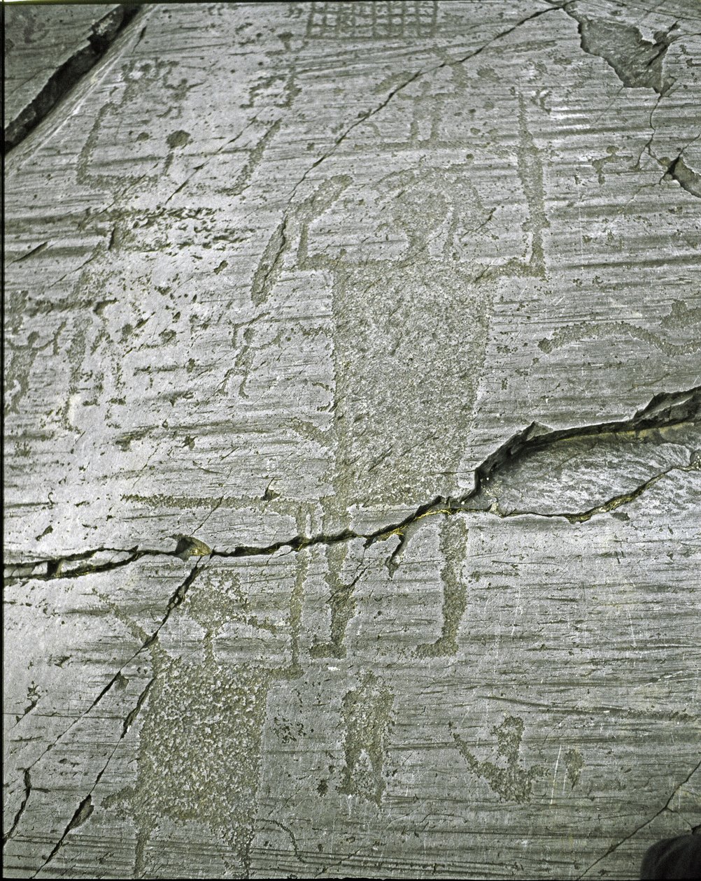 Prehistoria, cywilizacja Camunni, sztuka naskalna: grób skalny ze stylizowanymi przedstawieniami wojowników, detal przedstawiający Wielkiego Wojownika (wys. 80 cm) uzbrojonego w miecze i tarczę. Okres między neolitem a epoką brązu. Roche n. 50. Nakwan (Bre autorstwa Prehistoric Prehistoric