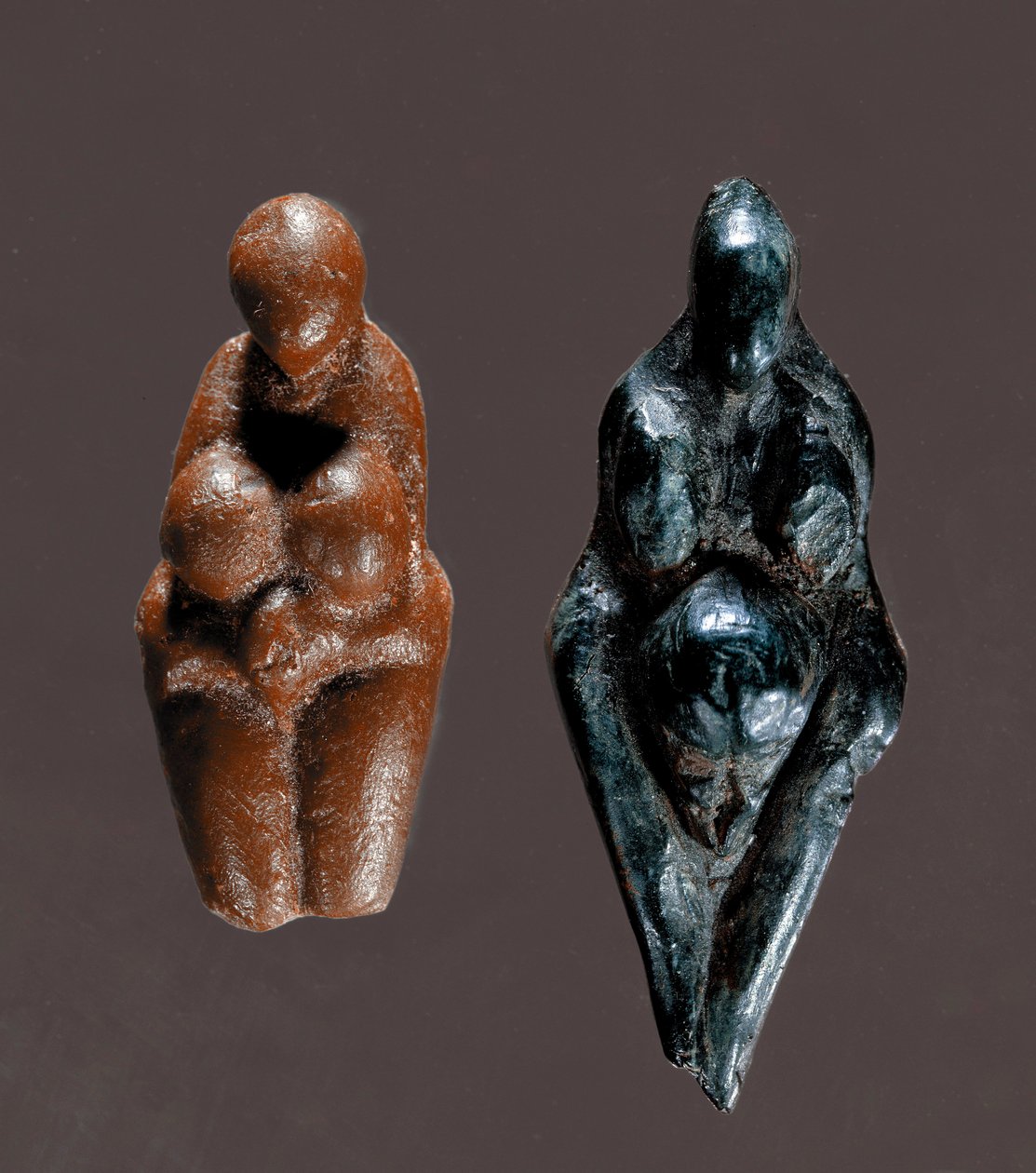 Prehistoria: „” Venus de Grimaldi”” Figurki bogiń z żółtego i zielonego steatytu pochodzące z górnego paleolitu. Ciemny. 6 cm Saint Germain en Laye, Muzeum Starożytności autorstwa Prehistoric Prehistoric