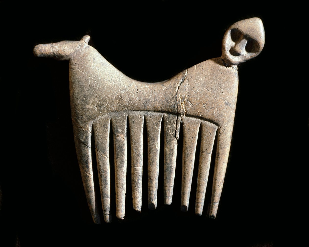 Prehistoria: grzebień kostny z głową człowieka i konia z wyspy Gotlandia. Era kamienia łupanego. Szwedzkie Muzeum Starożytności Narodowej, Sztokholm Szwecja autorstwa Prehistoric Prehistoric