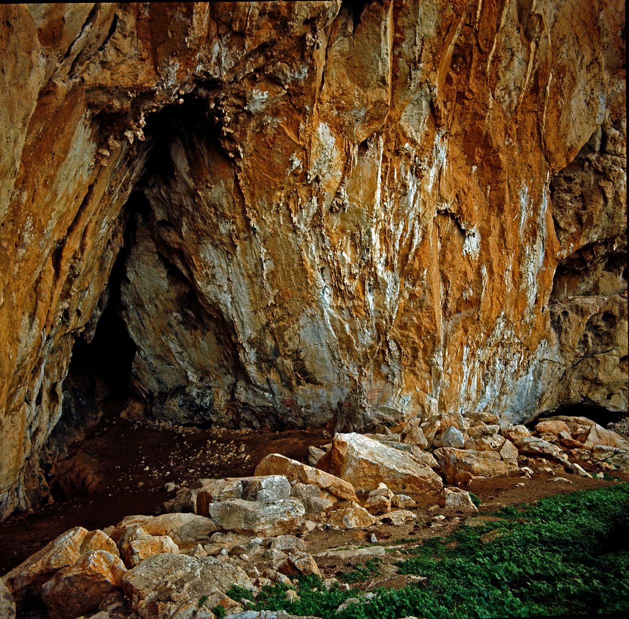 Prehistoryczne: jaskinia „”grotta dell Addaura”” w pobliżu Mondello (PA), gdzie prehistoryczni ludzie z epoki górnego paleolitu żyli z rycinami naskalnymi. Monte Pellegrino, Palermo (Palermo), Włochy autorstwa Prehistoric Prehistoric