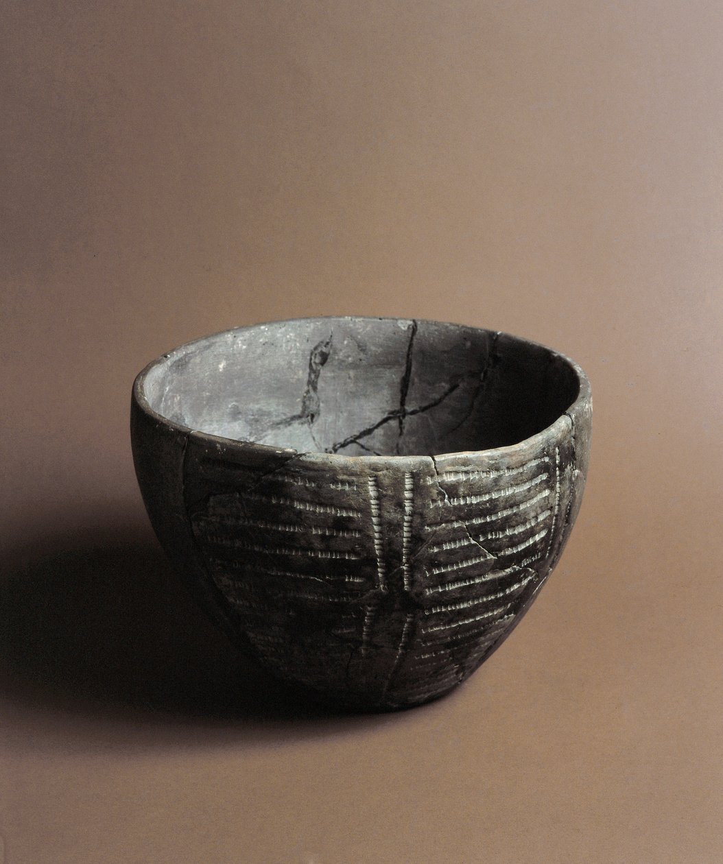 Prehistoria: ceramiczny wazon z grawerowanymi dekoracjami neolitycznymi z Caverna Delle Arene w Candide (Liguria). Pegli, Muzeum Villa Pallavicini autorstwa Prehistoric Prehistoric