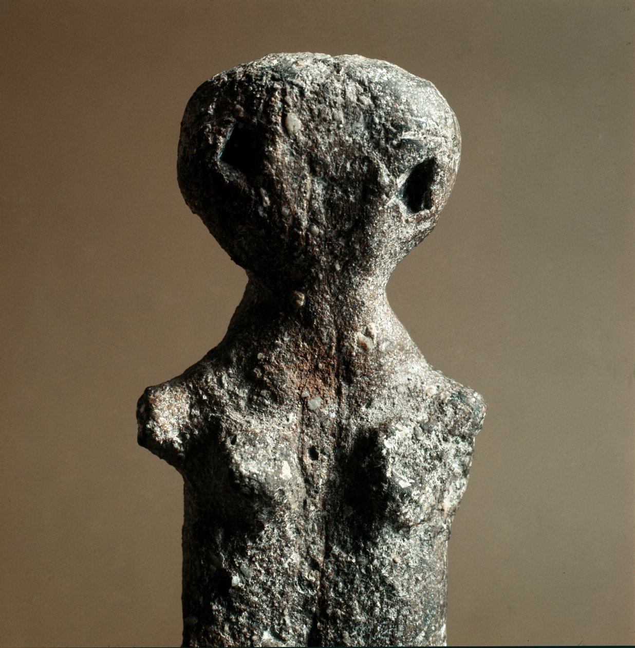 Prehistoria: kobiecy idol z terakoty z Nekropolii Arene Candide (Finale Liguria), Liguria. Środkowy neolit, epoka kamienia. Geny, liguryjskie muzeum archeologiczne autorstwa Prehistoric Prehistoric