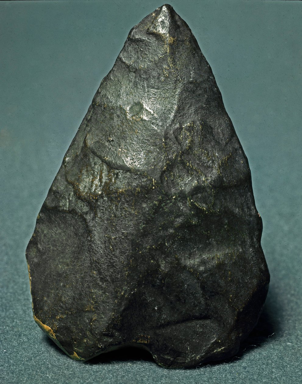 Prehistoria: krzemień migdałowaty biface. Dolny paleolit. Verone, Miejskie Muzeum Historii Naturalnej, Włochy autorstwa Prehistoric Prehistoric