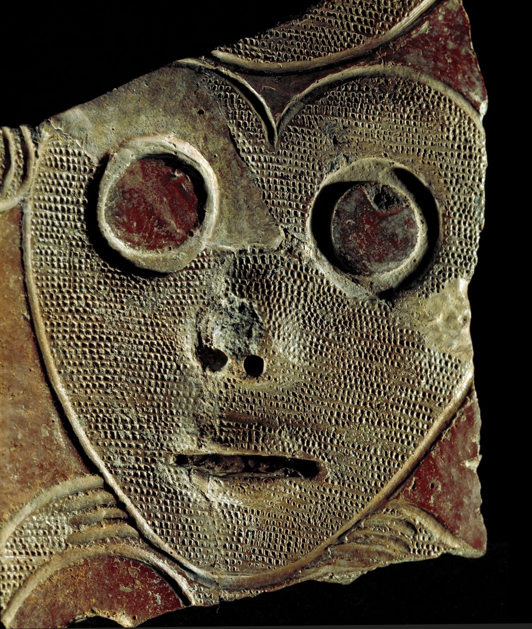 Prehistoria: fragment glinianej wazy zdobi maskę ze stanowiska w pobliżu Vosnesenovka (Rosja). 3000 pne, epoka neolitu. Muzeum Archeologii i Etnografii Syberyjskiego Oddziału Rosyjskiej Akademii Nauk, Nowosybirsk, Rosja autorstwa Prehistoric Prehistoric