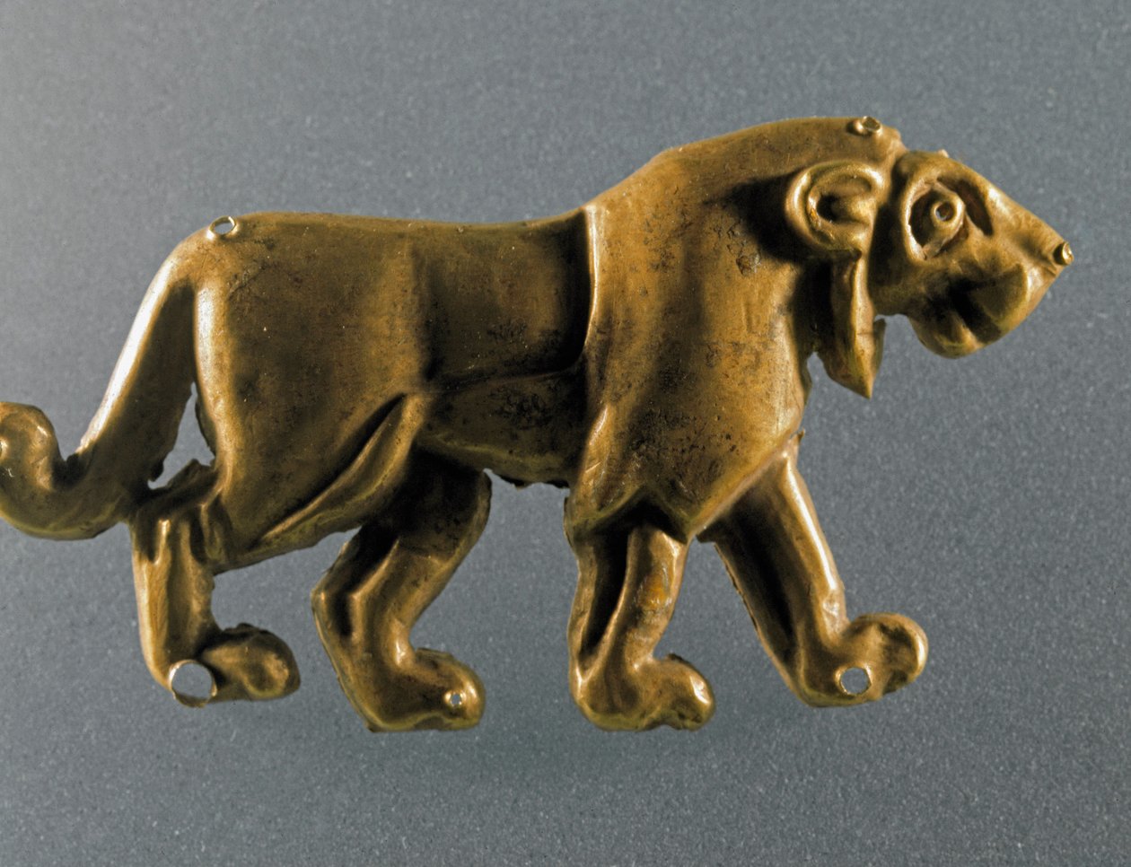 Prehistoria: statuetka lwa w złoconych listkach z grobowca kurganu z Maikopu (Kaukaz). 3000-2500 pne Eneolityczny, epoka miedzi. Sankt Petersburg, Ermitaż, Rosja autorstwa Prehistoric Prehistoric