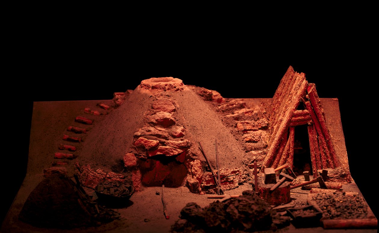 Prehistoria: odtworzenie kuźni z epoki żelaza. Saint Germain en Laye, Muzeum Starożytności autorstwa Prehistoric Prehistoric