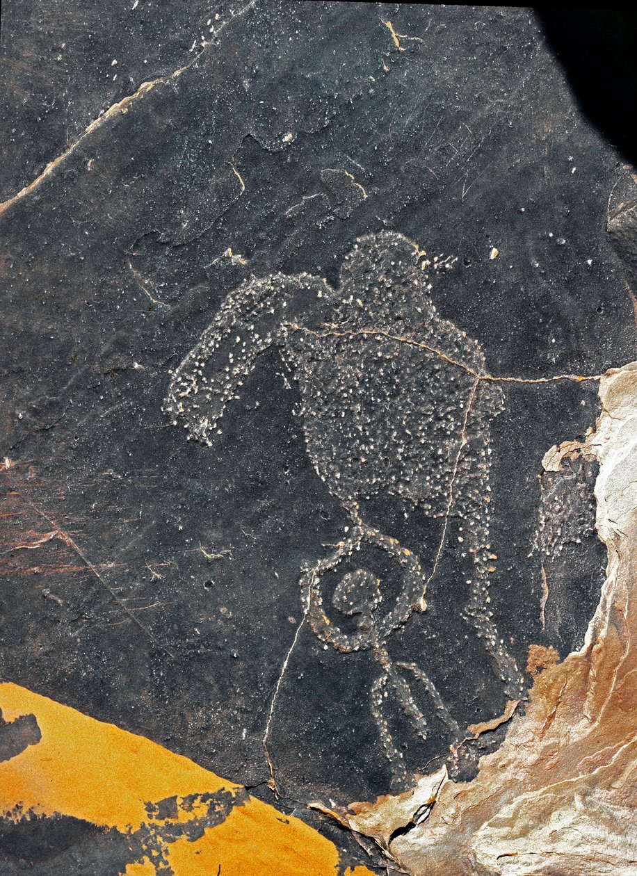 Prehistoria, sztuka naskalna: nagrobna skała postaci ludzkiej. Epoka kamienia 5000-2000 p.n.e. Taghit, Haut plateau du Hoggar (Ahaggar), Algieria autorstwa Prehistoric Prehistoric