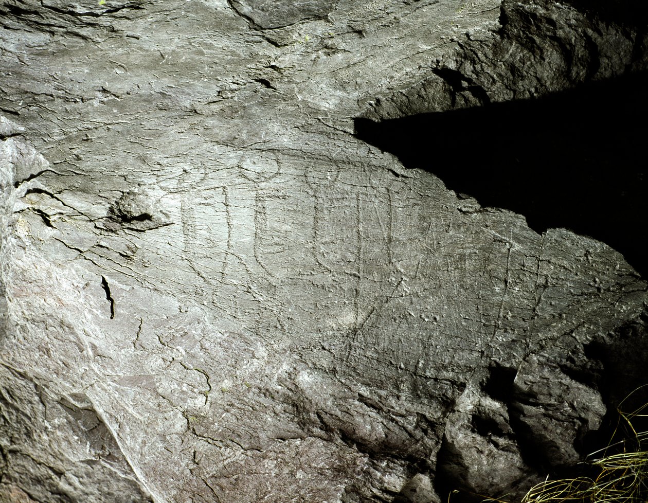 Prehistoria, sztuka naskalna: posępne przedstawienia na skale dwóch par wołów ciągnących wóz. Wiek miedzi. Okres eneolityczny (chalkolit). Roche n. 2. Cemmo (Brescia) Parco archeologico nazionale dei Massi di Cemmo, Włochy autorstwa Prehistoric Prehistoric
