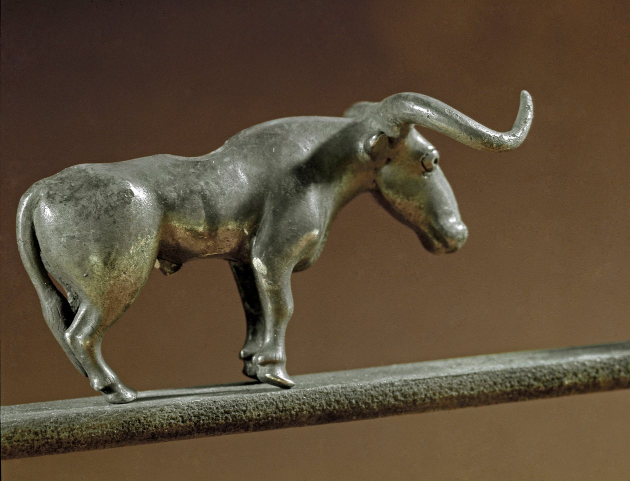 Prehistoria: posąg srebrnego byka z grobowca Maikop (Kaukaz). 3000-2500 pne Eneolityczny, epoka miedzi. Sankt Petersburg, Ermitaż, Rosja autorstwa Prehistoric Prehistoric