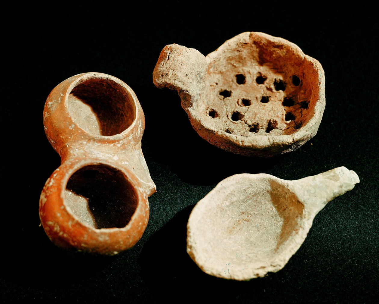 Prehistoria: różne akcesoria do zastawy stołowej (sitko, garnek). Cywilizacja Apeninów (lub włoska epoka brązu). 1400-1300 pne. Perugia, Museo Archeologico Nazionale dell