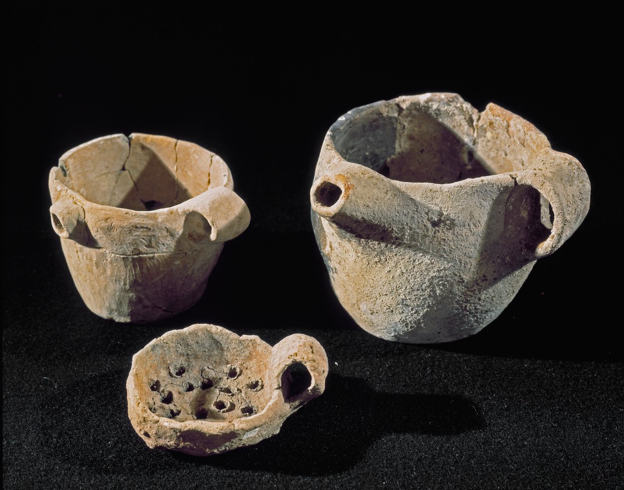 Prehistoria: różne akcesoria do zastawy stołowej. Epoka żelaza. Z Umbrii. Perugia, Narodowe Muzeum Archeologiczne Umbrii autorstwa Prehistoric Prehistoric