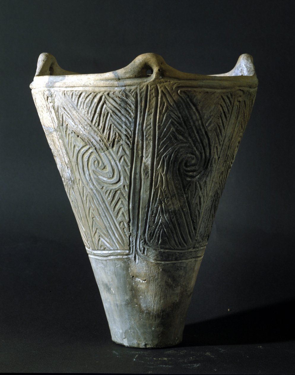 Waza z terakoty z okresu Jomon (okres prehistorii w Japonii). Rzym, Narodowe Muzeum Sztuki Orientalnej. autorstwa Prehistoric Prehistoric