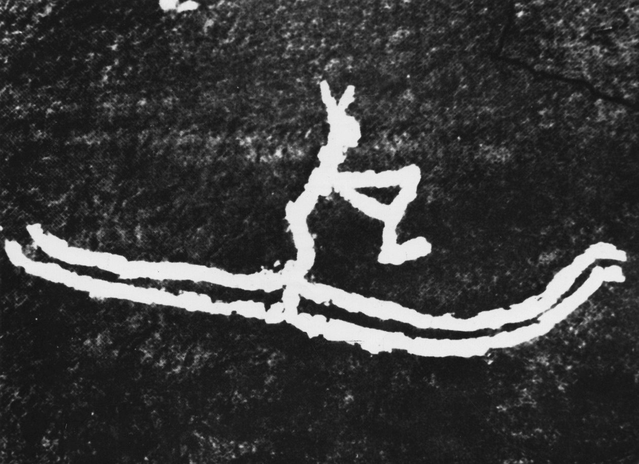 Najstarsze plastikowe przedstawienie narciarstwa: grawer na skale w Rodeo Joetta w północnej Norwegii, odkryty przez Gostroma Cjessinga w 1933 roku i datowany na około 4000 lat p.n.e. autorstwa Prehistoric Prehistoric