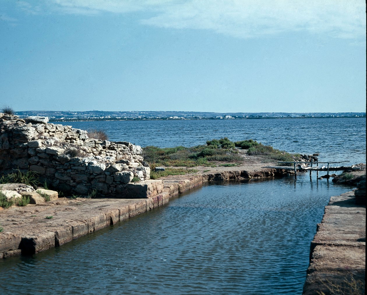 Widok na koton (Khoton) na wyspie Mozia (Motya, Mozzia lub Motia), starożytne miasto punickie założone w VIII wieku p.n.e. Sycylia autorstwa Punic Punic