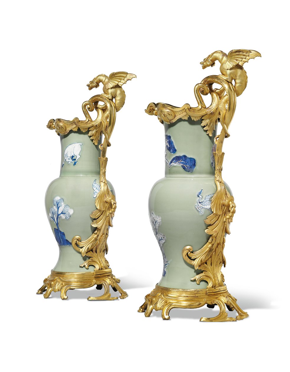 Para dzbanów w stylu Ludwika XV, porcelana 1662-1722, oprawy ok. 1745-49 (porcelana nasadzana na ormolu) autorstwa Qing Dynasty   Kangxi Period Chinese School