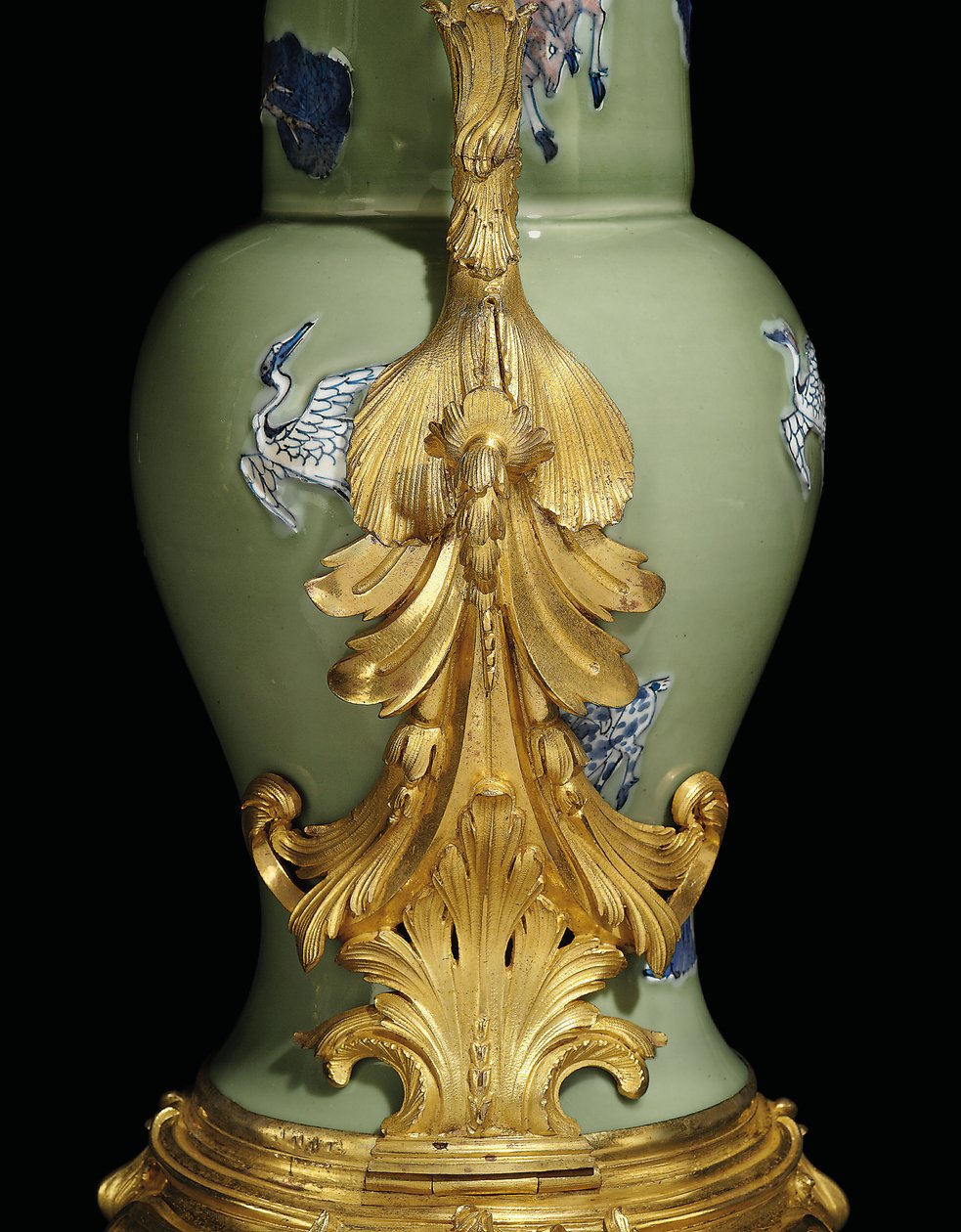 Jeden z pary dzbanów Ludwika XV, porcelana 1662-1722, oprawy ok. 1745-49 (porcelana nasadzana na ormolu) autorstwa Qing Dynasty   Kangxi Period Chinese School