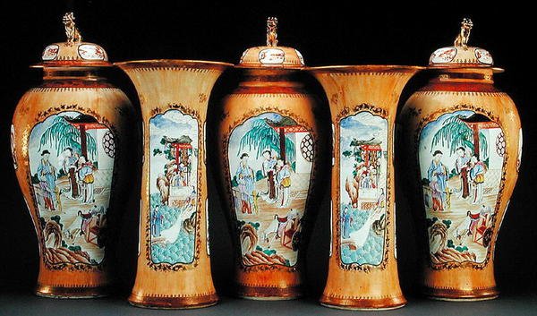 Cafe au lait ground, pięcioczęściowa dekoracja z róży, okres Qianlong autorstwa Qing Dynasty Chinese School