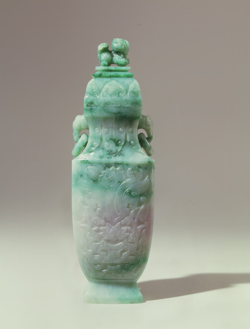 Wazon z tralkami i kopułą, późna dynastia Qing (szmaragd i biały jadeit) autorstwa Qing Dynasty Chinese School