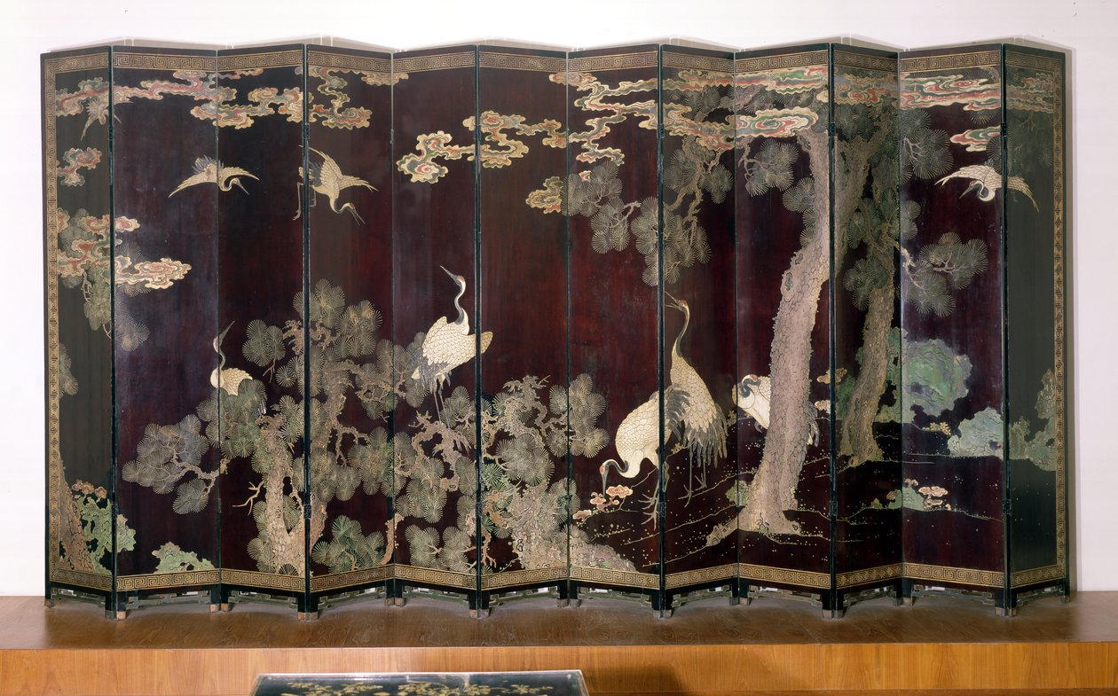Parawan Coromandel przedstawiający żurawie, sosny i chmury na czarnym tle, 1691 (lakierowane drewno) autorstwa Qing Dynasty Chinese School