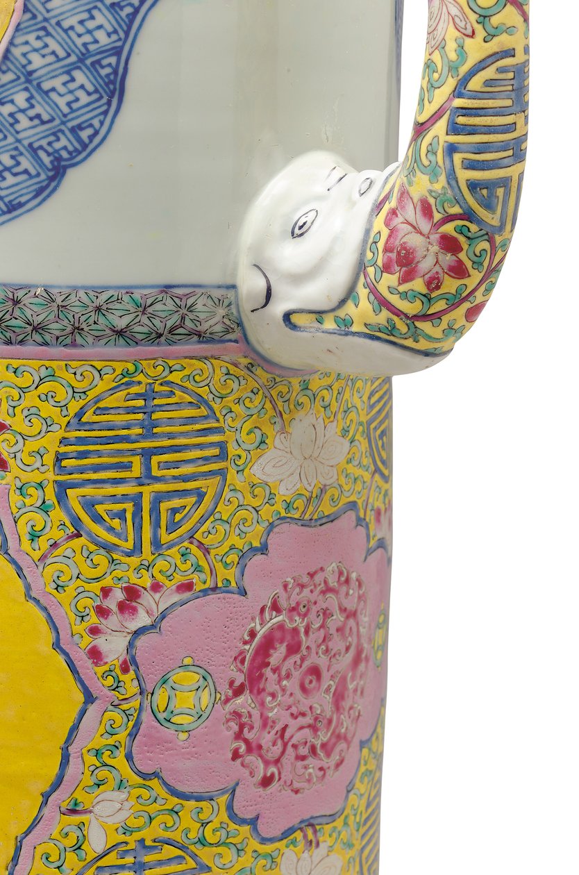 Fragment jednego z par dzbanów i okładek „mnicha czapka” (Duomuhu) z famille rose autorstwa Qing Dynasty Chinese School